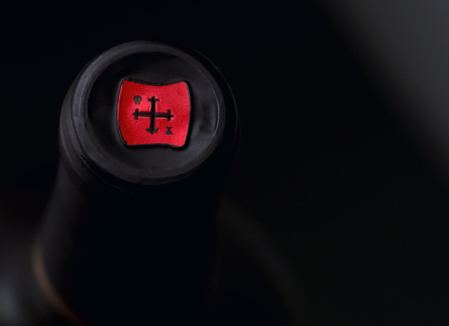 黑紅色經(jīng)典酒包裝設(shè)計，酷潮