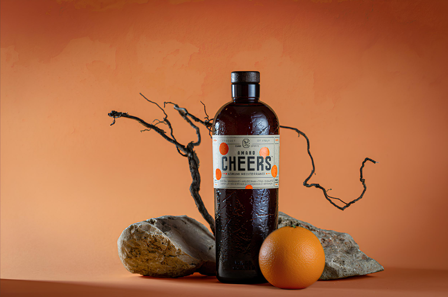  當(dāng)柑橘的明亮化作視覺語言：Studio La Regina為Amaro Cheers打造苦艾酒包裝設(shè)計的啟示